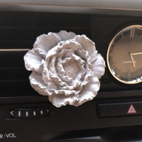 Diffuseur d'huiles essentielles en céramique parfumée en forme de fleur de pivoine de couleur grise pour l'aération de la voiture