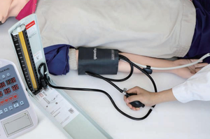 Simulatore di Addestramento per Auscultazione Cardiopolmonare, Palpazione, Battito Cardiaco, Respiro, Murmuri e Esame Toracico del Paziente Standardizzato - Product Image 3