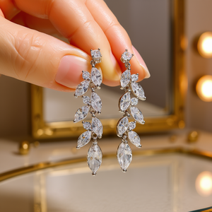 Boucles d'oreilles pendantes de luxe pour femmes, en argent 925 plaqué rhodium, avec cristaux et sertissage griffe, couleur blanc champagne - Product Image 2