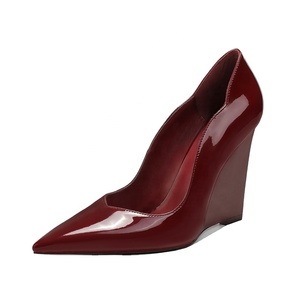 Pumps à <span class=keywords><strong>talon</strong></span> <span class=keywords><strong>compensé</strong></span> en cuir PU brillant bordeaux pour femmes, bout pointu, <span class=keywords><strong>talon</strong></span> haut, chaussures de bureau, talons hauts personnalisables - Product Image 1