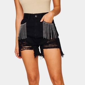 Shorts de mezclilla para mujer al por mayor, personalizados, de alta calidad, de verano, de tela gruesa, lavados, con botones, ribete de flecos y pedrería. - Product Image 1