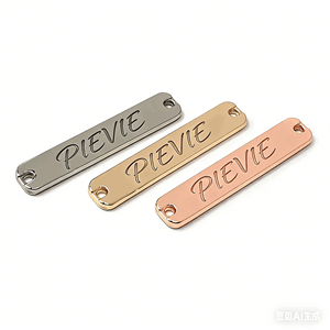 ป้ายโลหะติดเองแบบนูน 3 มิติ สำหรับเสื้อผ้า กระเป๋า รองเท้า ป้ายสี่เหลี่ยม - เป็นมิตรกับสิ่งแวดล้อม ชุบทอง 14k ล้างทำความสะอาดได้ - Product Image 1