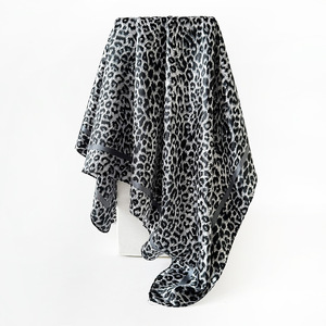 Foulard Quadrato in Finta Seta con Stampa Leopardata 90cm, Sciarpa Estiva in Raso per <span class=keywords><strong>Donna</strong></span>, Vendita all'Ingrosso - Product Image 5