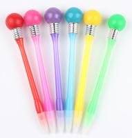 Stylo bille publicitaire populaire multicolore en plastique avec logo personnalisé et lumière LED intégrée, portable