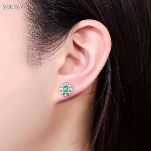 Pendientes Colgantes SGARIT con Esmeralda Natural de 1.25ct, Oro Sólido de 18K, Incrustados con 40 Diamantes y 48 Zafiros Blancos - Product Image 5