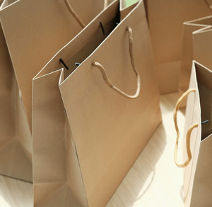 Sacs cadeaux en papier kraft vierge personnalisés pour emballages promotionnels d'entreprise avec logo et ruban. - Product Image 1