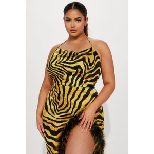 Robe de soirée sexy pour femme en satin et fourrure, style personnalisé avec logo, taille ajustée, fente latérale, fermeture éclair discrète au dos, ornée de plumes, de haute qualité - Product Image 1