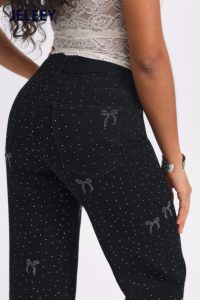 Nuovi Jeans Neri Comodi a Gamba Larga e Dritta con Fiocco Decorativo in Strass per Massimo Comfort e Stile Versatile - Product Image 2