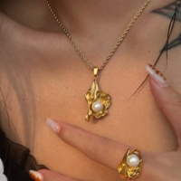 Nouvel ensemble de bijoux Dazan 2027 : Collier et boucles d'oreilles en acier inoxydable plaqué or 18 carats, anti-ternissement, motif fleur vintage française avec perles naturelles