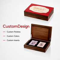 Boîte de rangement pour jeux de cartes en bois de noyer bicolore, finition mate, fabriquée à la main, couvercle gravé, bois massif, étui cadeau pour cartes à jouer, doublure en velours
