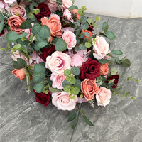 Décoration de table de mariage en rangée de fleurs artificielles roses bordeaux et feuilles d'eucalyptus vertes