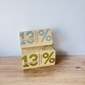 Scatola scorrevole minimalista in carta riciclabile con <span class=keywords><strong>tipografia</strong></span> audace e finitura kraft naturale per esposizione retail sostenibile - Product Image 2