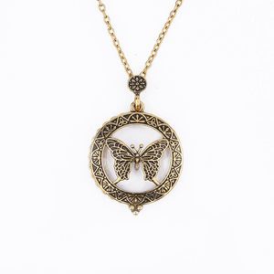 Collier vintage en métal avec papillon et loupe - Product Image 1