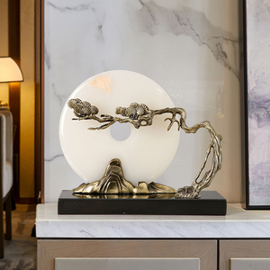 Chinesischer Jade-Scheiben-Ornament mit Kiefern- und Bergskulptur, Zen-Dekoration für Zuhause, Wohnzimmer und Büro - Product Image 1