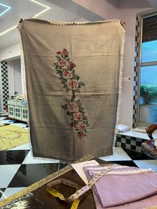 Nappe artisanale 100% coton avec broderie de roses rouges – Linge de table floral respirant à texture de lin naturel pour la maison - Product Image 2