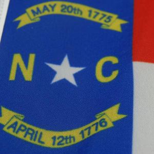 Banderas de Escritorio de Carolina del Norte, Banderas de Negociación <span class=keywords><strong>y</strong></span> Adornos de Mini Banderas Nacionales con Base de Plástico, Personalizables con Logotipo - Product Image 4