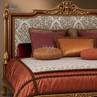 Rocaille Vergoldetes Damast-Bett |   Französisches Rokoko-Polsterbett mit Geschnitztem Muschel-Ornament - EKAR MÖBEL