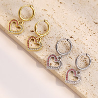 Anting-anting baja tahan karat dengan liontin berbentuk hati berongga yang dihiasi zircon, menampilkan kepribadian yang unik.