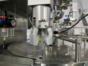 <span class=keywords><strong>Machine</strong></span> de <span class=keywords><strong>remplissage</strong></span> et de bouchage de sachets de lessive de 500 ml et 1 litre - Product Image 5