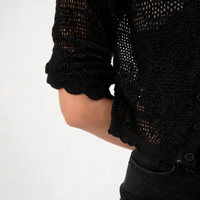 Cardigan court léger pour femme à manches 3/4, boutonné, en crochet ajouré, bord festonné, style shrug, marque privée