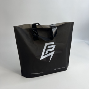 Sacs shopping en plastique noir personnalisés avec poignée souple, logo imprimé, réutilisables, sacs cadeaux pour boutique de vêtements - Product Image 2