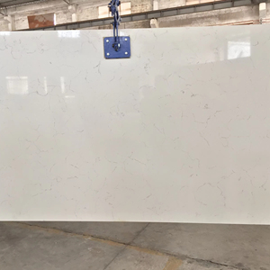 Plan de travail de cuisine moderne en dalle de pierre Calacatta Blanc avec rayures dorées, base blanche du Vietnam et points de verre - Product Image 1