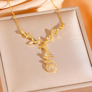 Regalo de San Valentín para tu novia: nuevos pendientes de rosas inspirados en el jardín de Monet y un conjunto de collar de camelias etéreas - Product Image 2