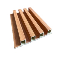 Panneaux muraux cannelés contemporains en WPC – Revêtement composite bois-plastique élégant et écologique pour la décoration résidentielle et commerciale