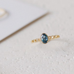 Anello da Donna di Lusso Leggero in Tungsteno Placcato Oro 18K con Topazio Blu Imitazione di Alta Qualità Stile Retrò Traforato Londinese - Product Image 2