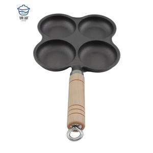 La <span class=keywords><strong>plaque</strong></span> à œufs à fond plat en <span class=keywords><strong>fonte</strong></span> au design moderne est équipée d'un manche en bois et convient à la <span class=keywords><strong>cuisson</strong></span> et à la friture des œufs. - Product Image 6