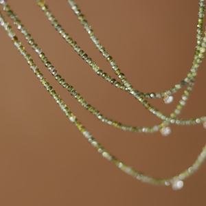 سلسلة قلادة نسائية مصنوعة يدويًا للبيع بالجملة قلادة لامعة من أحجار الزيركونيا المكعّبة قلادة من الخرز الأخضر الزيتوني للنساء - Product Image 4