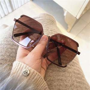 Lunettes de soleil carrées de luxe à la mode avec logo personnalisé, protection UV400, en métal, pour hommes et femmes - Product Image 4