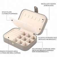 Boîte de rangement portable pour bijoux en gros avec crochets pour colliers, rouleaux à bagues et compartiments de rangement pour bijoux, idéale pour les cadeaux de voyage