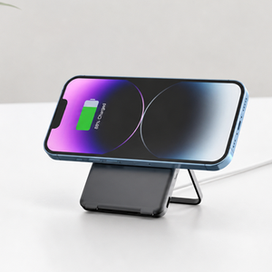 แบตเตอรี่สำรองแม่เหล็กไร้สายขนาด 5000mAh – เครื่องชาร์จน้ำหนักเบาพร้อมขาตั้งพับได้ ดีไซน์ทันสมัยพร้อมความเร็วสูง - Product Image 1