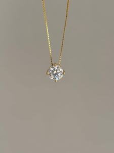 Hermoso diseño de mujer Moissanite Solitaire Charm Necklace: 8mm Declaración Colgante con cadena de caja - Product Image 3