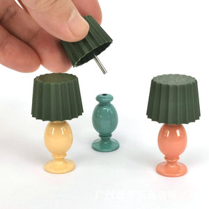 Accesorios de habitación en miniatura XIM [Lámpara de escritorio con cubierta verde ranurada simulada] Mini modelo de estudio para adornos de comida y juegos - Product Image 1