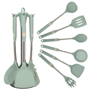 Ensemble d'ustensiles de cuisine en silicone avec spatule et cuillère en acier inoxydable de qualité alimentaire, résistant à la chaleur, et support de rangement suspendu - Product Image 1