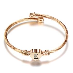 Bracelet tressé en acier inoxydable, cœur en or rose gravé avec la lettre E, bijoux unisexes, cadeau - Product Image 1
