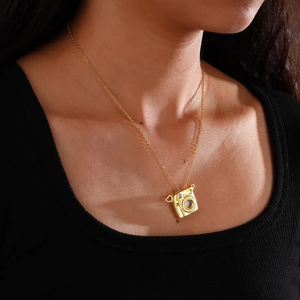 Collana con medaglione con Mini fotocamera estraibile placcata in oro personalizzata con foto regalo per gli amanti della fotografia per il compleanno dell'anniversario - Product Image 5