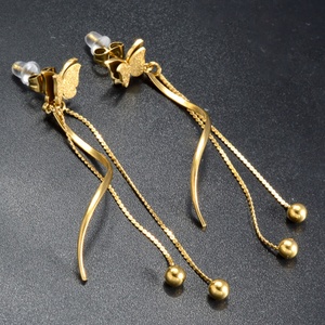 Boucles d'oreilles pendantes de luxe en forme de papillon pour femmes, plaquées or 18 carats, en acier inoxydable, avec pompon, vente en gros - Product Image 1