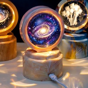 Lampe de nuit personnalisée en boule de cristal 3D avec base en marbre et bois, lampe de bureau LED chaude pour la décoration romantique de la maison - Product Image 3