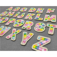 Patch brodé personnalisé écologique de 6 cm, alphabet anglais arc-en-ciel, autocollant 3M Ventralex, design de lettres 3D, cœur, fleur