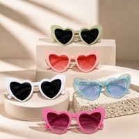 Lunettes de soleil pour femmes en forme de cœur, monture en plastique colorée, lunettes fantaisie pour fêtes, anniversaires, mariages, plage, mode, vente en gros
