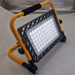ไฟสปอร์ตไลท์ LED SMD 80W ชาร์จผ่าน USB ได้ มาตรฐานกันน้ำ IP66 แสงขาว 5000K ตัวเรือน ABS ติดตั้งบนพื้น แบตเตอรี่ลิเธียม 3600mAh ค่า CRI สูง 85 มุมลำแสง 120 องศา - Product Image 1