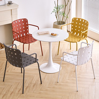 Fauteuil empilable coloré avec assise en résine tressée pour salon de crème glacée Gelateria