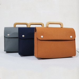 Borsa tote in tessuto non tessuto <span class=keywords><strong>con</strong></span> manico in legno e chiusura a patta per donna - Product Image 5