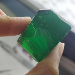 Matière première synthétique nano brute non coupée Nanosital # B1713 Pierre brute irrégulière de tsavorite foncée, non taillée, verte, cultivée en laboratoire - Product Image 5