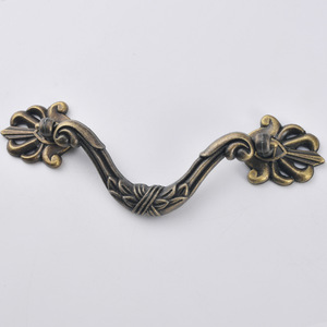 Poignée de porte d'armoire de style antique en alliage de zinc bronze, forme barre traditionnelle, espacement des trous de 111 mm, quincaillerie de meubles durable - Product Image 1