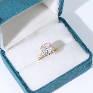 Bague de mariage vintage en or jaune 18 carats avec moissanite taille ancienne européenne (OEC) de 4,5 carats, forme coussin, faite à la main sur mesure - Product Image 3