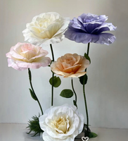 Grande fleur en papier rose faite à la main pour la Saint-Valentin, décoration de centre commercial, combinaison d'ornements, fleurs artisanales